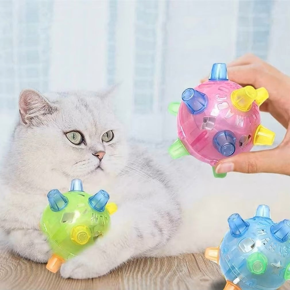 Chat blanc avec balle interactive colorée pour chat, jouet lumineux et sonore, divertissement félin, stimulation mentale, accessoires pour animaux.