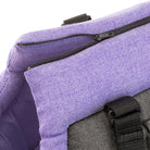 Sac à dos violet avec fermeture éclair noire, tissu résistant, design moderne. Accessoire de mode pratique pour le voyage et l'école.