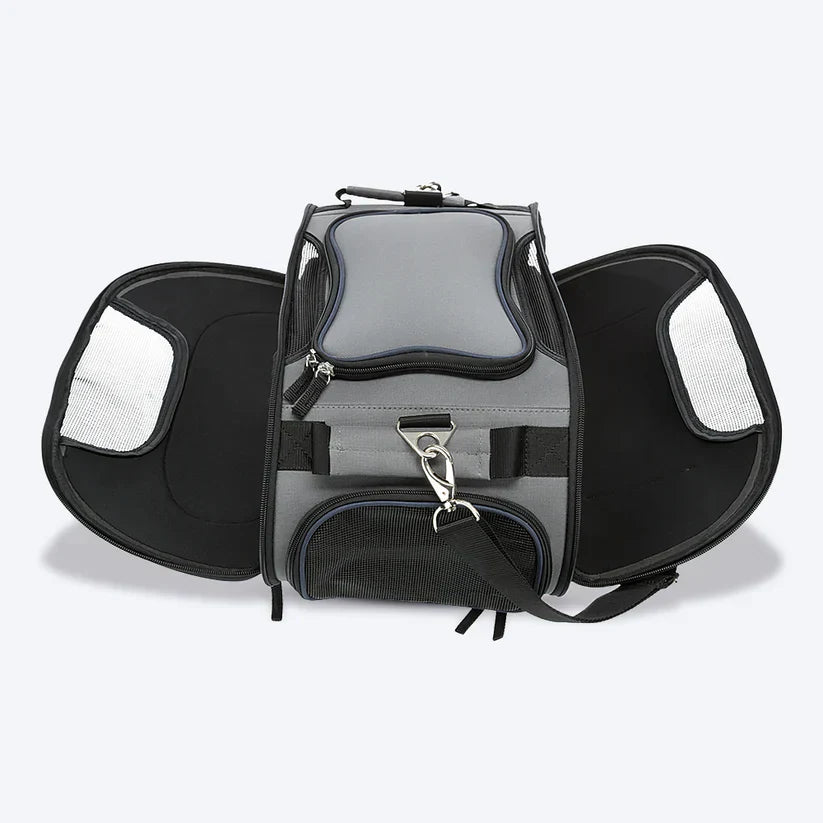 Sac de transport pour animaux gris, ouvert avec poches latérales en maille, bandoulière réglable et fermeture éclair. Accessoire voyage pratique.