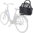 Vélo électrique avec panier de transport pour animaux, noir, fixé à l'arrière. Accessoire pratique pour cyclistes et propriétaires d'animaux.