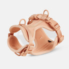 Harnais pour chien beige, ajustable et confortable, avec boucles robustes et anneaux en métal. Accessoire pour promenade et sécurité canine.