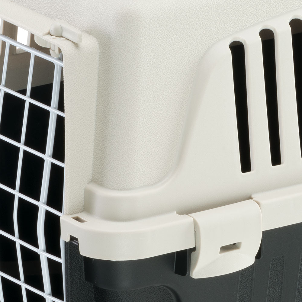 Caisse de transport pour animaux en plastique robuste avec grille métallique, idéale pour chats et petits chiens. Accessoire voyage sécurisé.