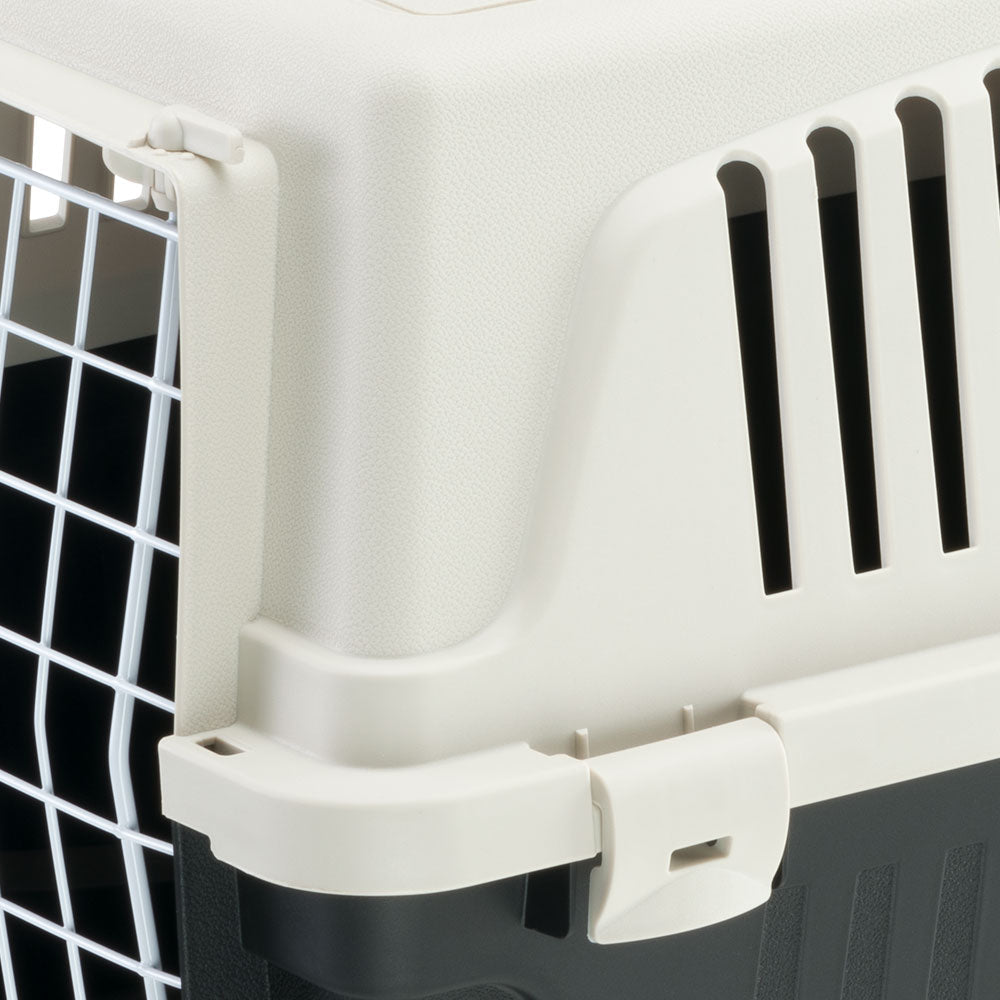 Caisse de transport pour animaux en plastique robuste avec grille métallique, idéale pour chats et petits chiens. Ventilation optimale, facile à nettoyer.