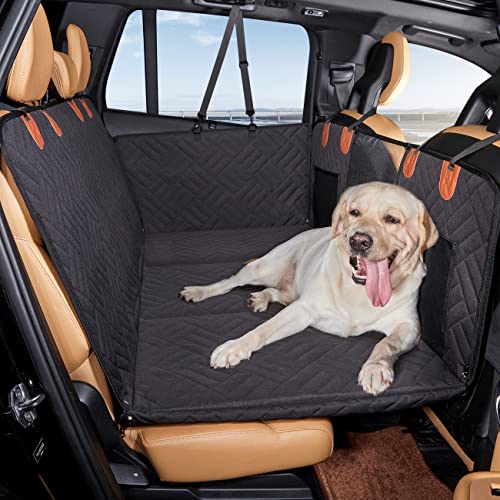 Chien labrador assis sur housse de siège arrière imperméable pour voiture, protection antidérapante, voyage animal, intérieur véhicule, confort.