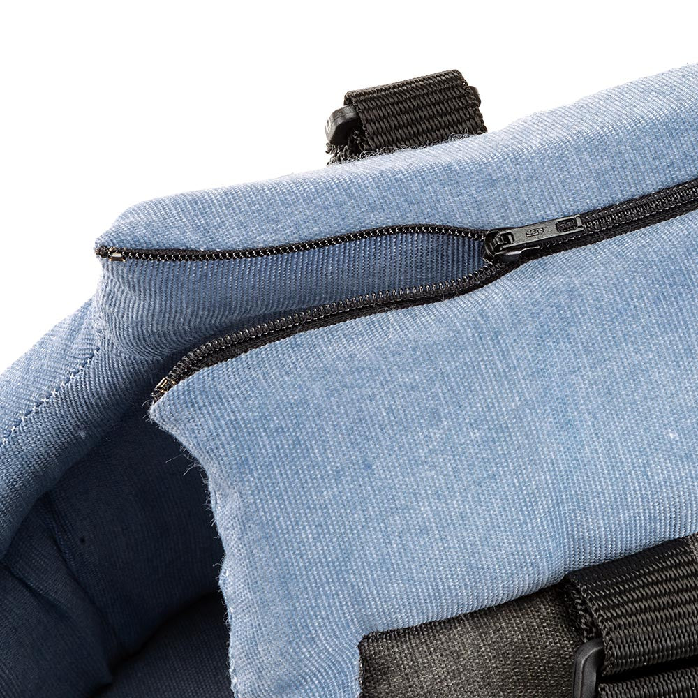 Sac à dos en toile bleu clair avec fermeture éclair noire, design moderne et minimaliste, idéal pour le voyage et l'école. Accessoire tendance.