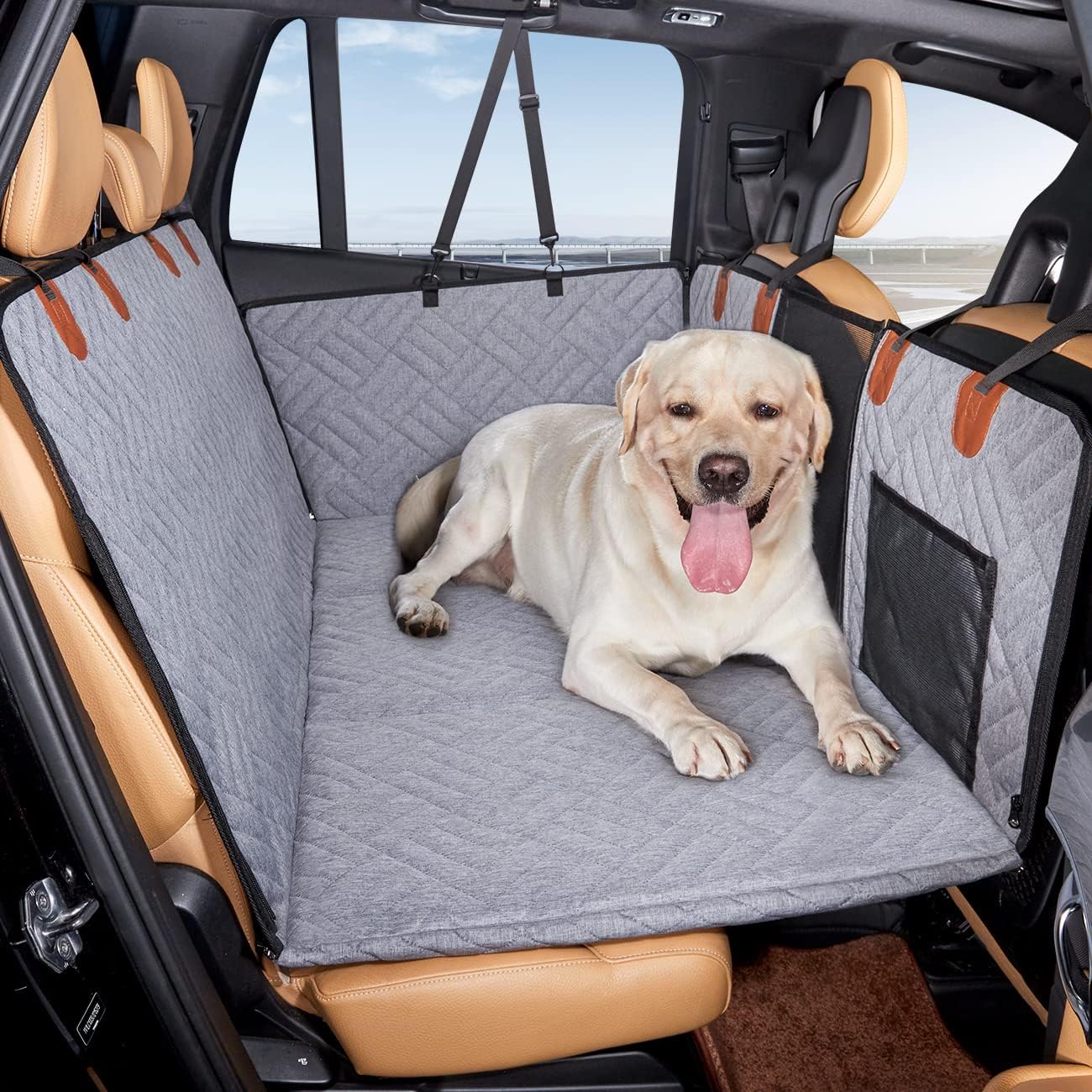 Chien labrador allongé sur housse de siège arrière imperméable pour voiture, protection antidérapante, voyage animal, accessoire auto.