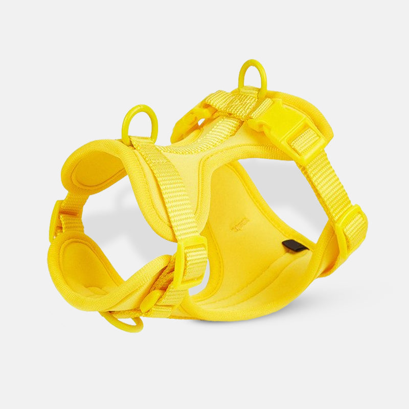 Harnais pour chien jaune vif, réglable et rembourré, idéal pour promenades sécurisées. Accessoire pour animaux de compagnie, confort et style.