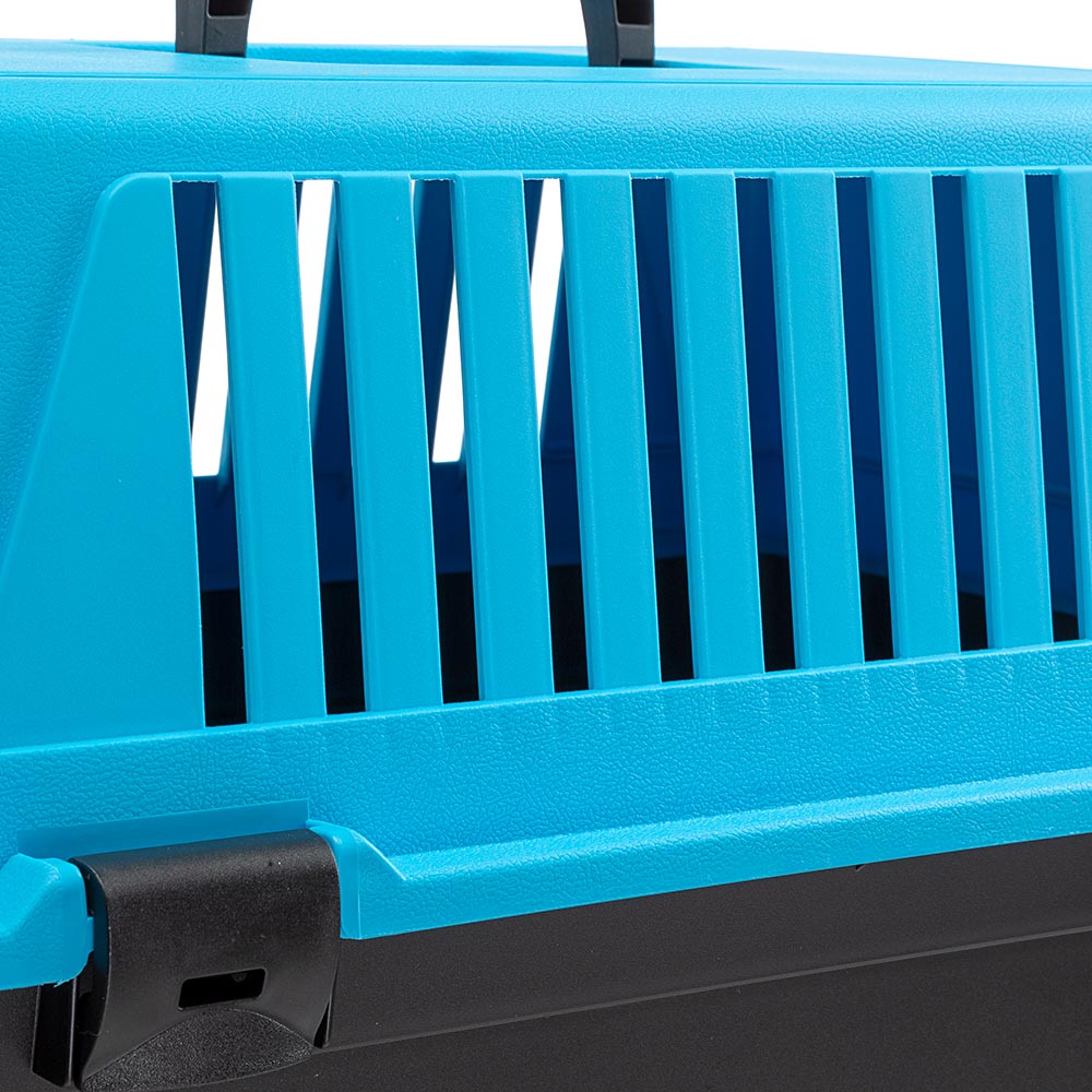 Caisse de transport pour animaux en plastique bleu, avec grille de ventilation. Accessoire pratique pour le transport sécurisé des animaux de compagnie.