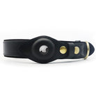 Collier pour chien en cuir noir avec support AirTag intégré, boucle dorée, design élégant et fonctionnel pour localisation GPS.