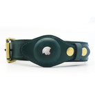 Collier pour chien en cuir vert avec support AirTag intégré, boucle dorée et boutons-pression, accessoire de suivi élégant et fonctionnel.