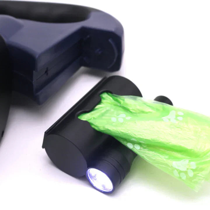 Distributeur de sacs à déjections canines avec lampe LED intégrée, idéal pour promenades nocturnes. Accessoire pratique pour propriétaires de chiens.
