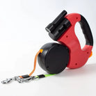 Laisse rétractable rouge pour deux chiens avec lampe intégrée, crochets en métal robustes, idéale pour promenades nocturnes. Accessoire pratique et durable.