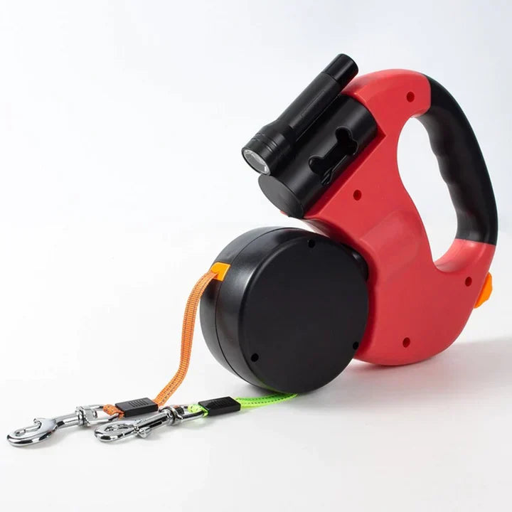 Laisse rétractable rouge pour deux chiens avec lampe intégrée, crochets en métal robustes, idéale pour promenades nocturnes. Accessoire pratique et durable.