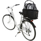 Vélo blanc avec panier de transport pour animaux, monté à l'arrière. Accessoire pratique pour cyclistes et propriétaires d'animaux.
