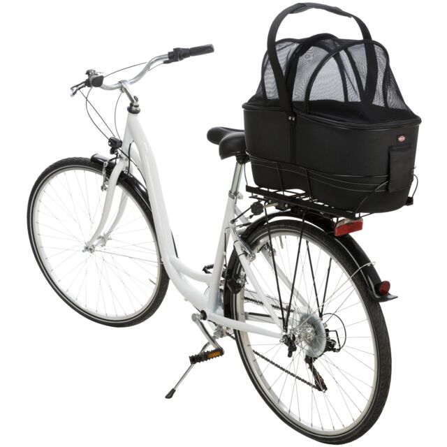 Vélo blanc avec panier de transport pour animaux, monté à l'arrière. Accessoire pratique pour cyclistes et propriétaires d'animaux.