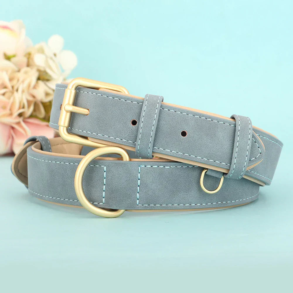 Ceinture en cuir bleu clair avec boucle dorée, posée sur fond pastel. Accessoire de mode élégant pour femmes.