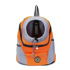 Sac à dos pour animaux de compagnie orange et gris, design en maille respirante, idéal pour transporter chats ou petits chiens, fermeture éclair sécurisée.